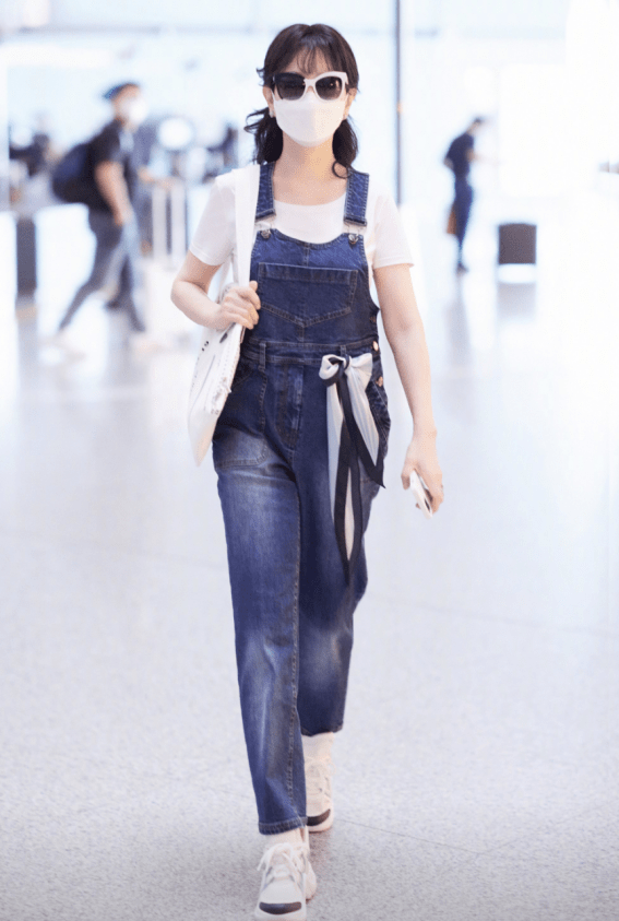 整体 赵雅芝真懂得往“嫩”了穿，T恤配背带裤，66岁比26岁还青春活力