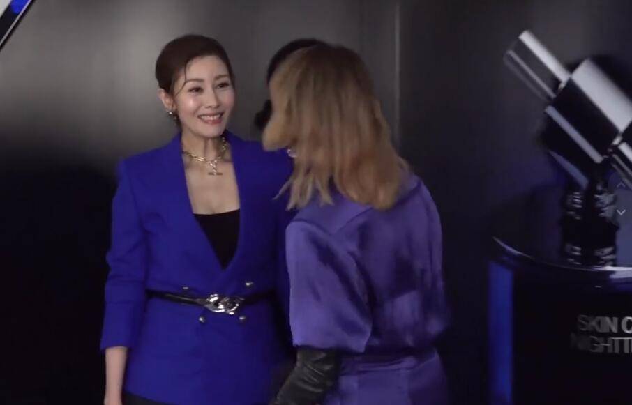 身材 51岁李嘉欣发福了，穿蓝色西装胖一圈，系腰带腰围快成郑秀文2倍