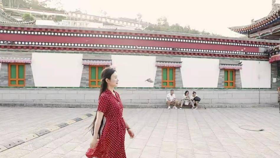 服装 张纪中的老婆真的很美，及腰长发很招男人喜欢，穿的服装也很温柔