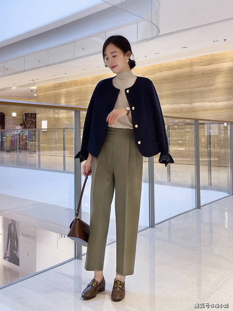 套装 三四十岁的女人想提升品味，别错过小香风外套穿搭，优雅又大气