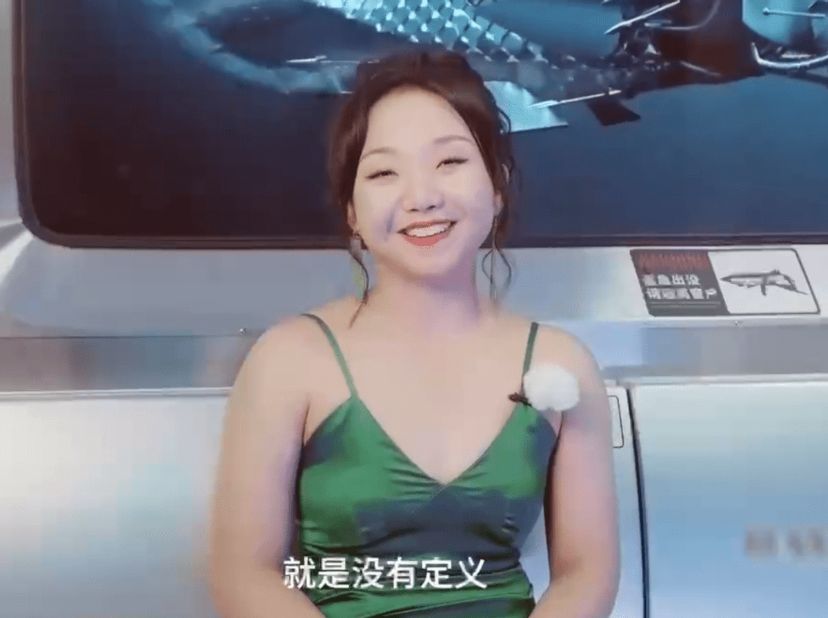 黑色 辣目洋子的胆量一般人比不了，身材挺有肉感的，穿上吊带却不油腻