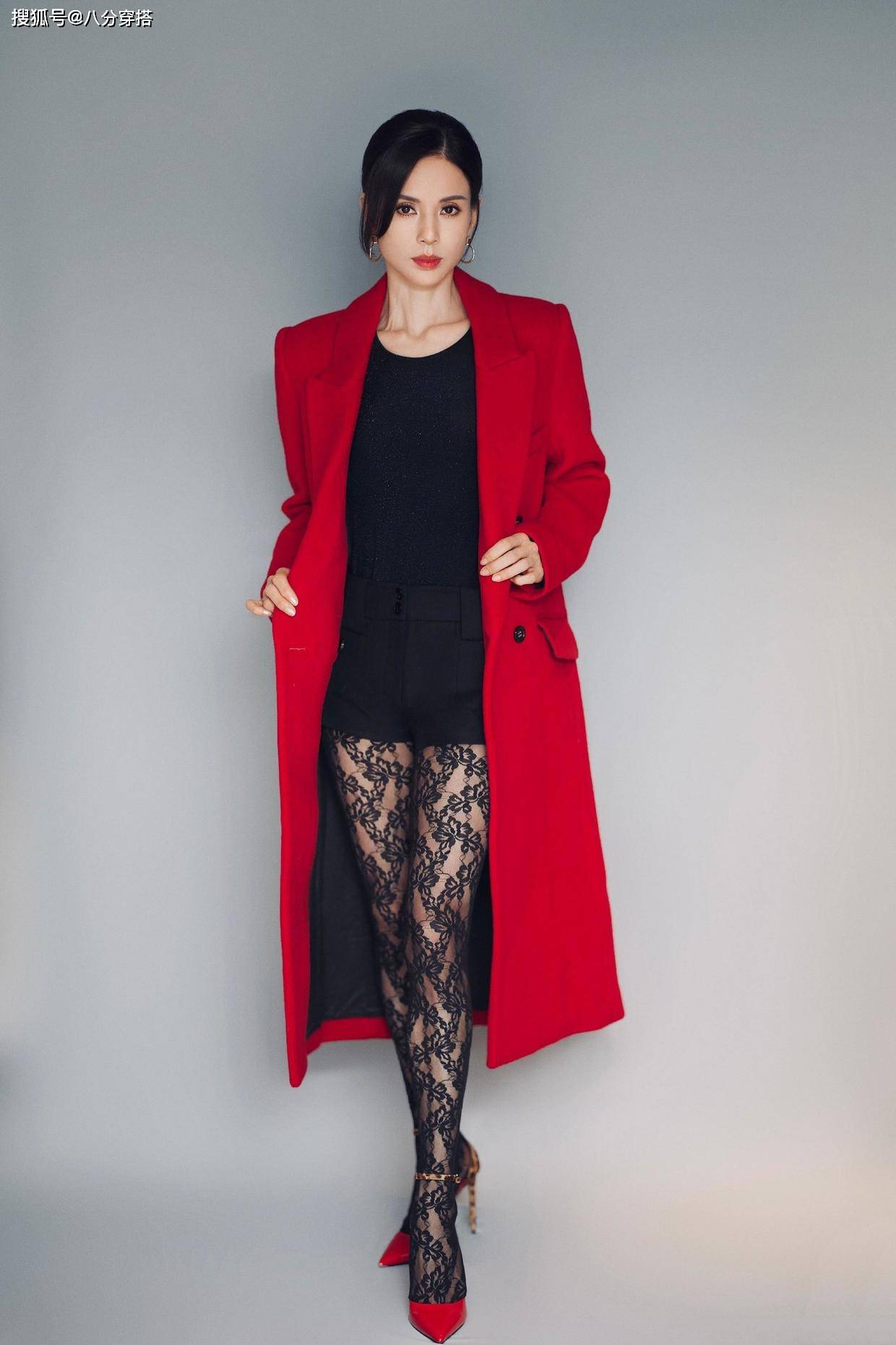 身材 李若彤有多自信？穿红色大衣配丝袜秀“小鸟腿”，这身材堪比少女