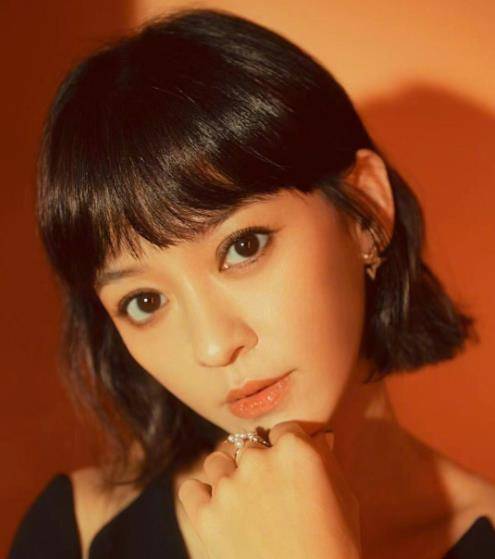 活动|陈意涵挺9月孕肚出席活动，黑裙低调不显腹，孕期身材管理超在线