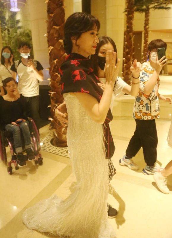 脖子在酒店拍到赵雅芝，嘴角凹陷脖颈皱纹很深，这才是真实的66岁！