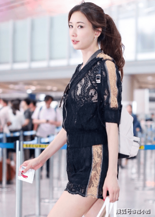 身材“林志玲”一把年纪还这么大胆，穿透视衣走机场，真不怕老公吃醋