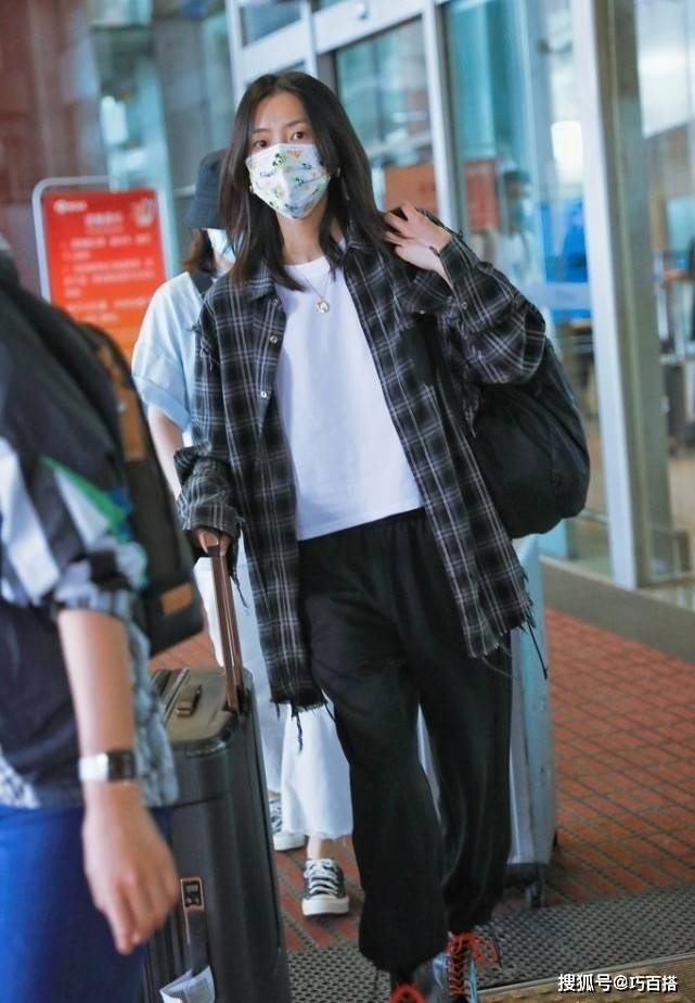 身材 刘雯穿搭美得让人猝不及防，卫衣、外套、休闲裙，上身效果都超美