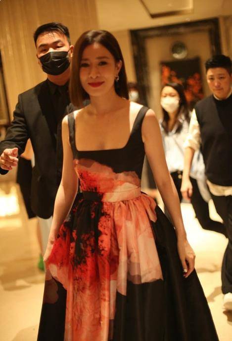黑色 佘诗曼身材真好，穿收腰连衣裙秀玲珑身材，看着让人移不开眼