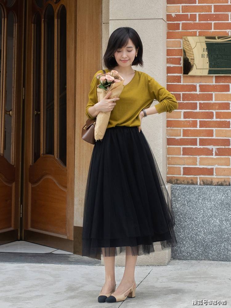 曲线 秋季还是穿“过膝裙”最优雅，选这4款搭配毛衣、针织衫，真高级