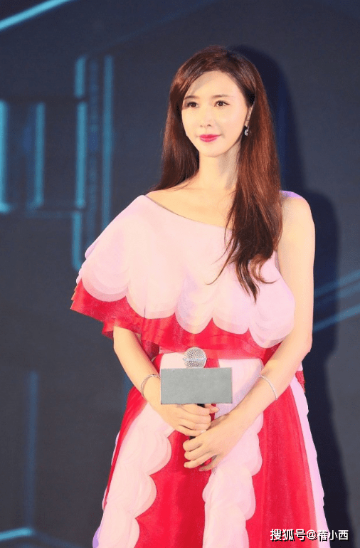 身材“林志玲”一把年纪还这么大胆，穿透视衣走机场，真不怕老公吃醋