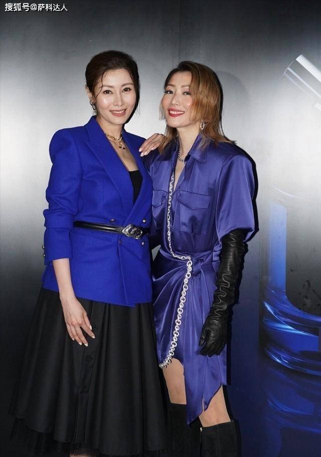 御姐 郑秀文同框“阔太”李嘉欣不服输，走御姐路线，穿低领西装太A了