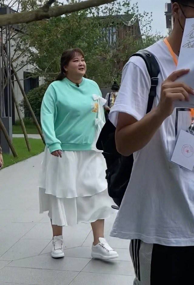 黑色 贾玲又没控制住身材，脖子胖出3层肉，穿长裙藏住粗腿仍有体积感