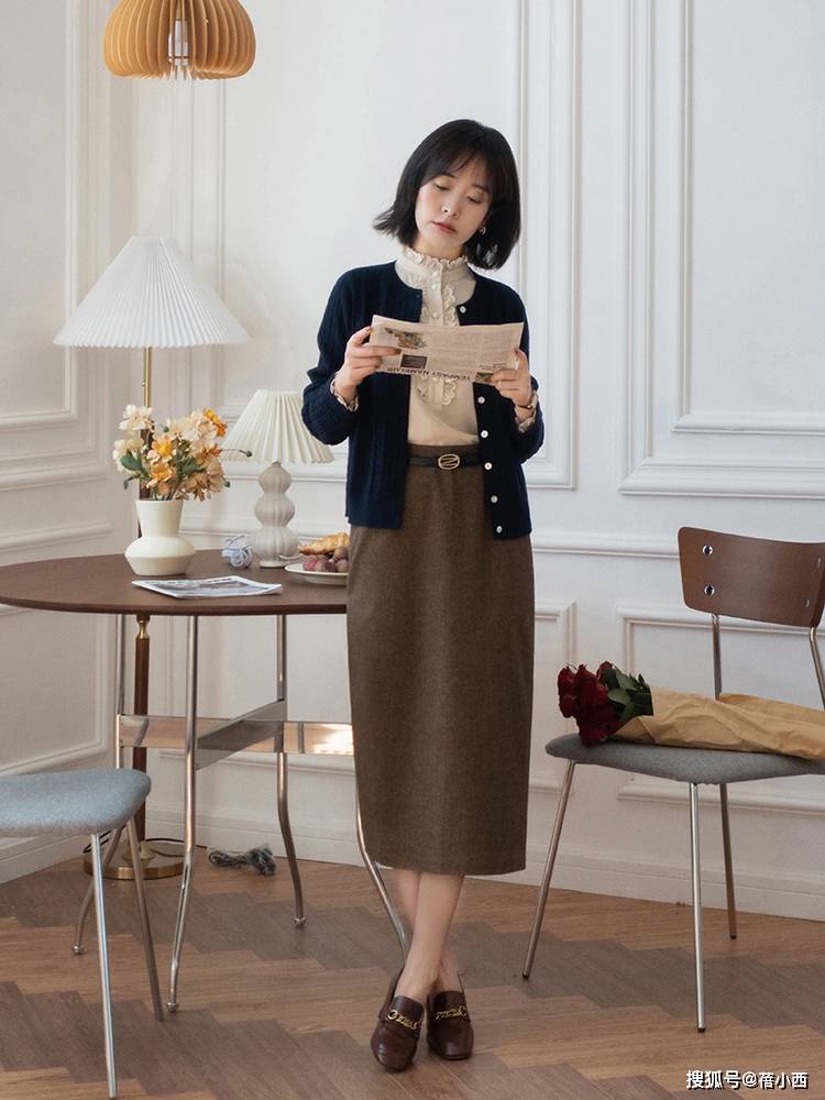 曲线 秋季还是穿“过膝裙”最优雅，选这4款搭配毛衣、针织衫，真高级