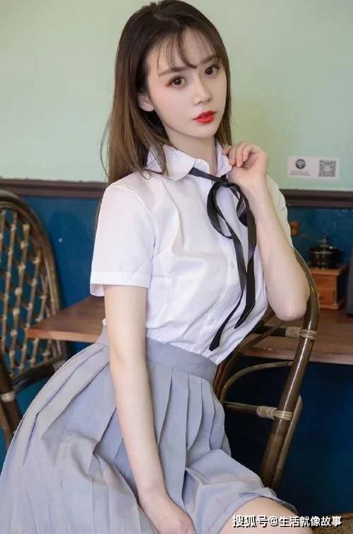 显得 清纯少女展现自然美感，冰清玉洁照样让人们心动