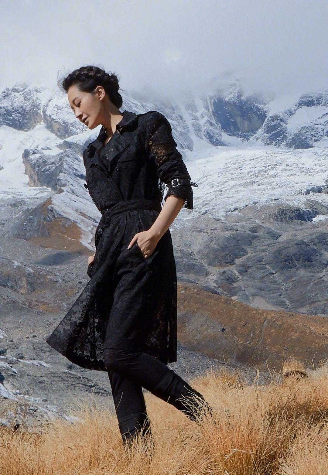 见识 52岁许晴真年轻,穿红大衣配长靴开心大笑,见识到了真正的气质美