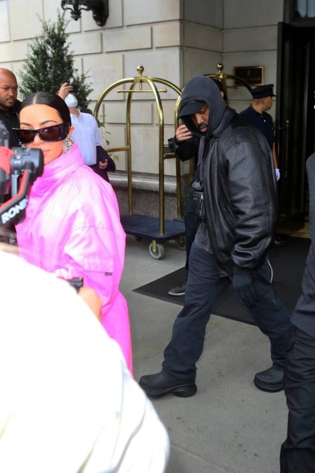 羽毛 金卡戴珊新造型又闪耀了！粉色紧身衣配羽毛斗篷，女王气场太强了