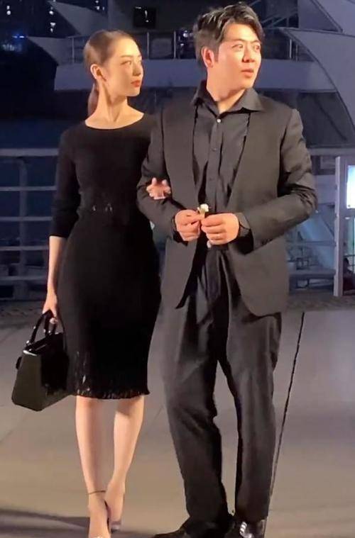 曲线 朗朗福气不浅，妻子吉娜穿小黑裙曲线好美，带着参加活动真长脸
