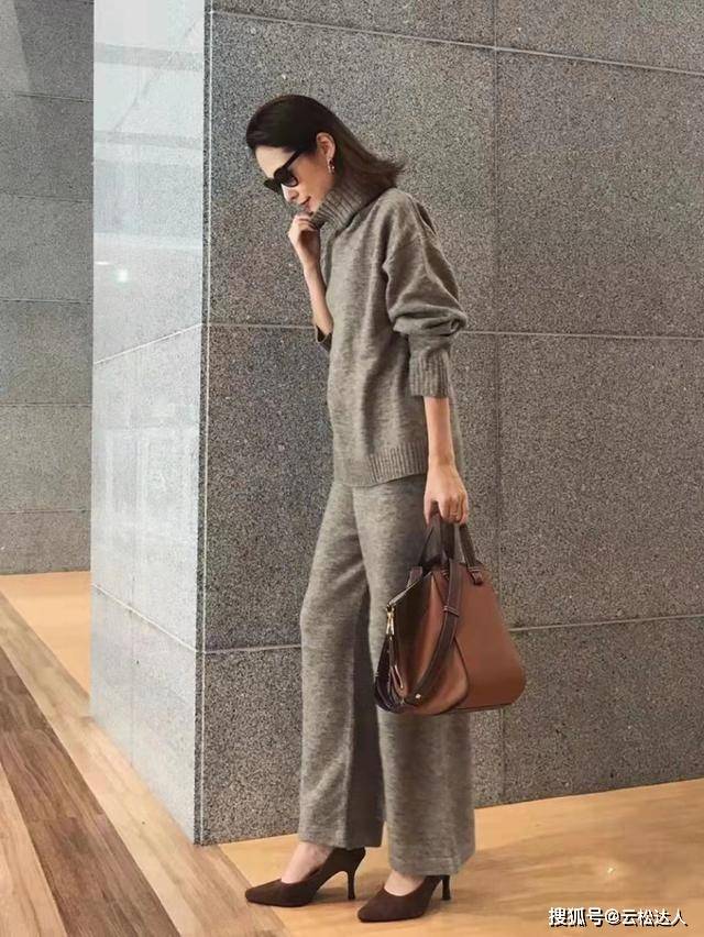 黑色 50岁女人穿衣越简单越高级，秋季毛衣极简搭配，气质又时髦