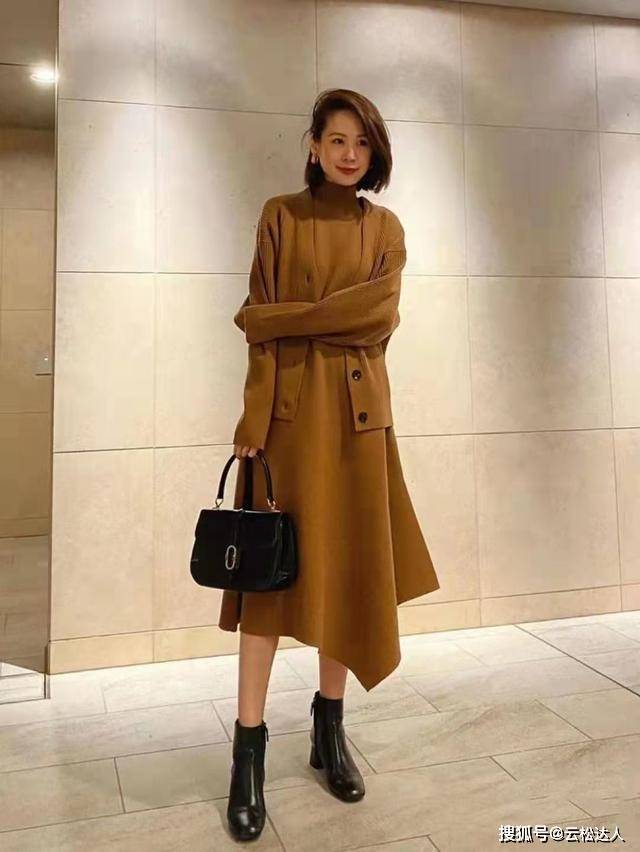 黑色 50岁女人穿衣越简单越高级，秋季毛衣极简搭配，气质又时髦