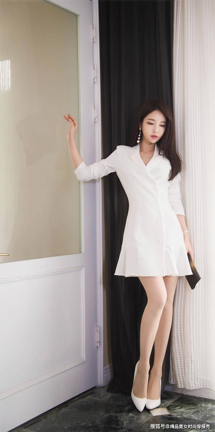 设计 对于职场女性来说一件白色的连衣裙要是穿好了同样很显时尚气质