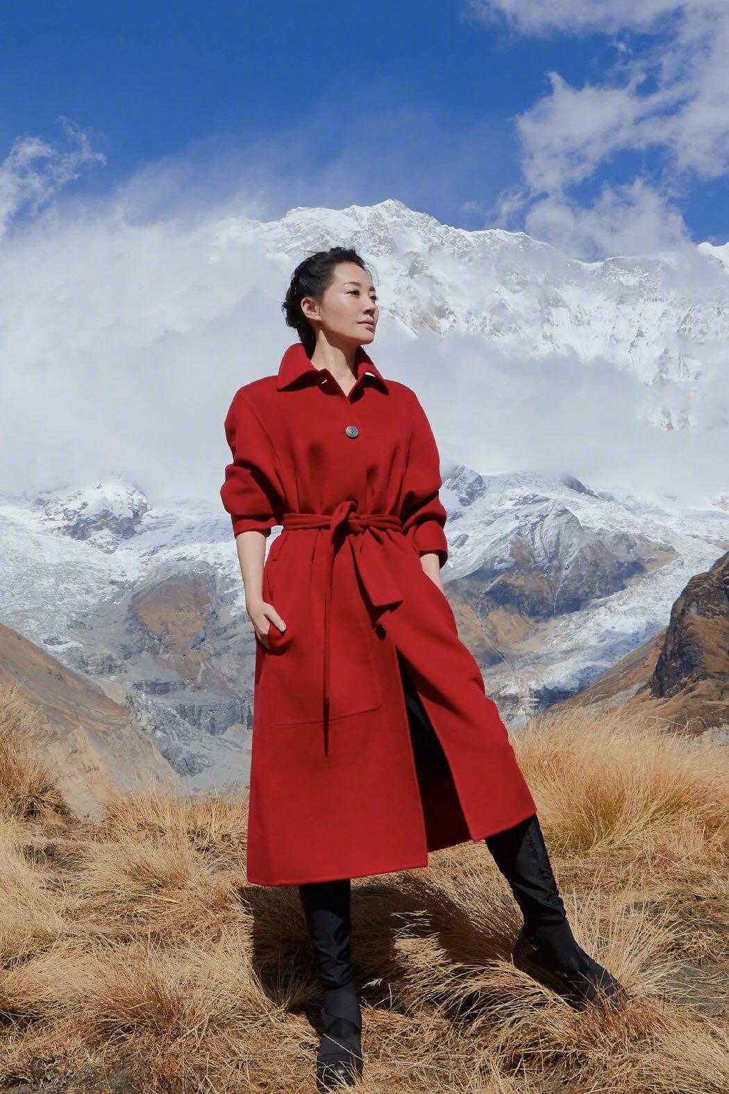 见识 52岁许晴真年轻,穿红大衣配长靴开心大笑,见识到了真正的气质美