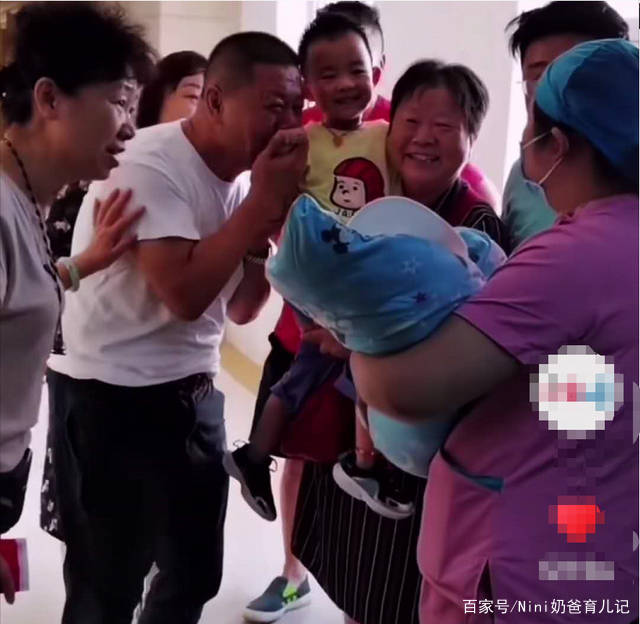 公婆|二胎是孙女，公婆的行为让人“羡慕”，孙子：我在哪，我是谁