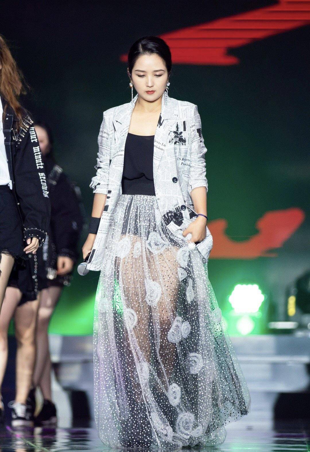 发型 何洁衣品真让人佩服，穿西装大玩“下衣失踪”，自然发型显气质