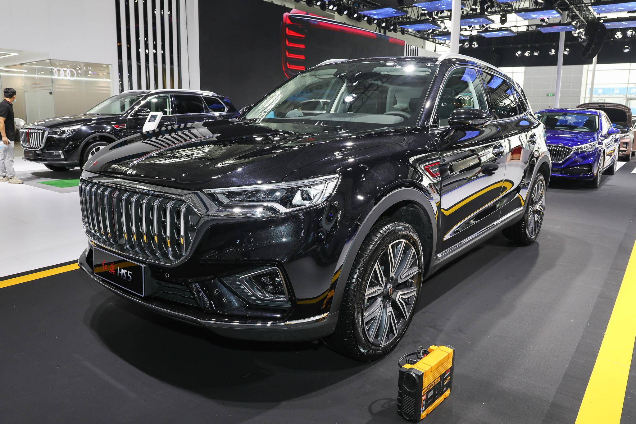 而红旗hs5在今年1-8月份也取得了超过9万辆的新车销量表现,且作为国产