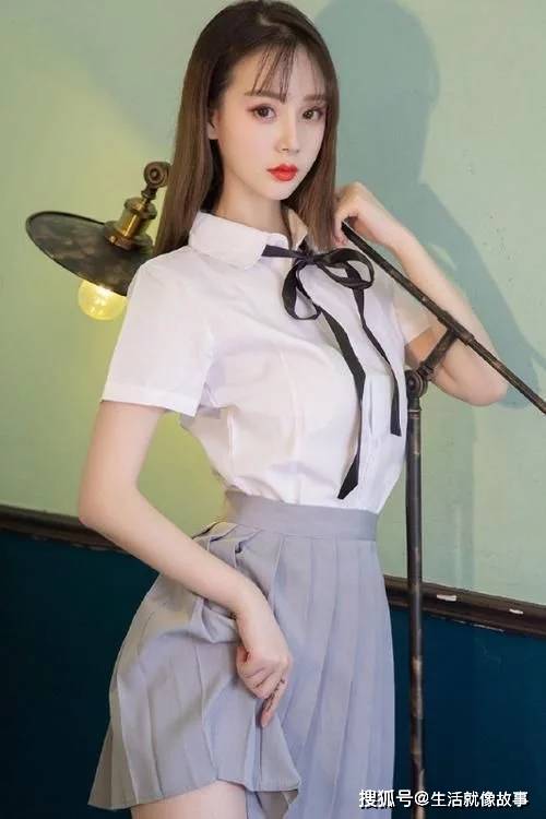 显得 清纯少女展现自然美感，冰清玉洁照样让人们心动