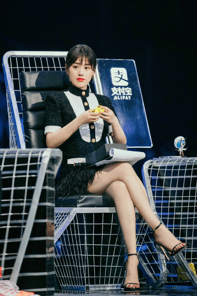 黑色 马思纯瘦下来更有“少女感”，穿白毛衣配短裙，甜美温柔又减龄