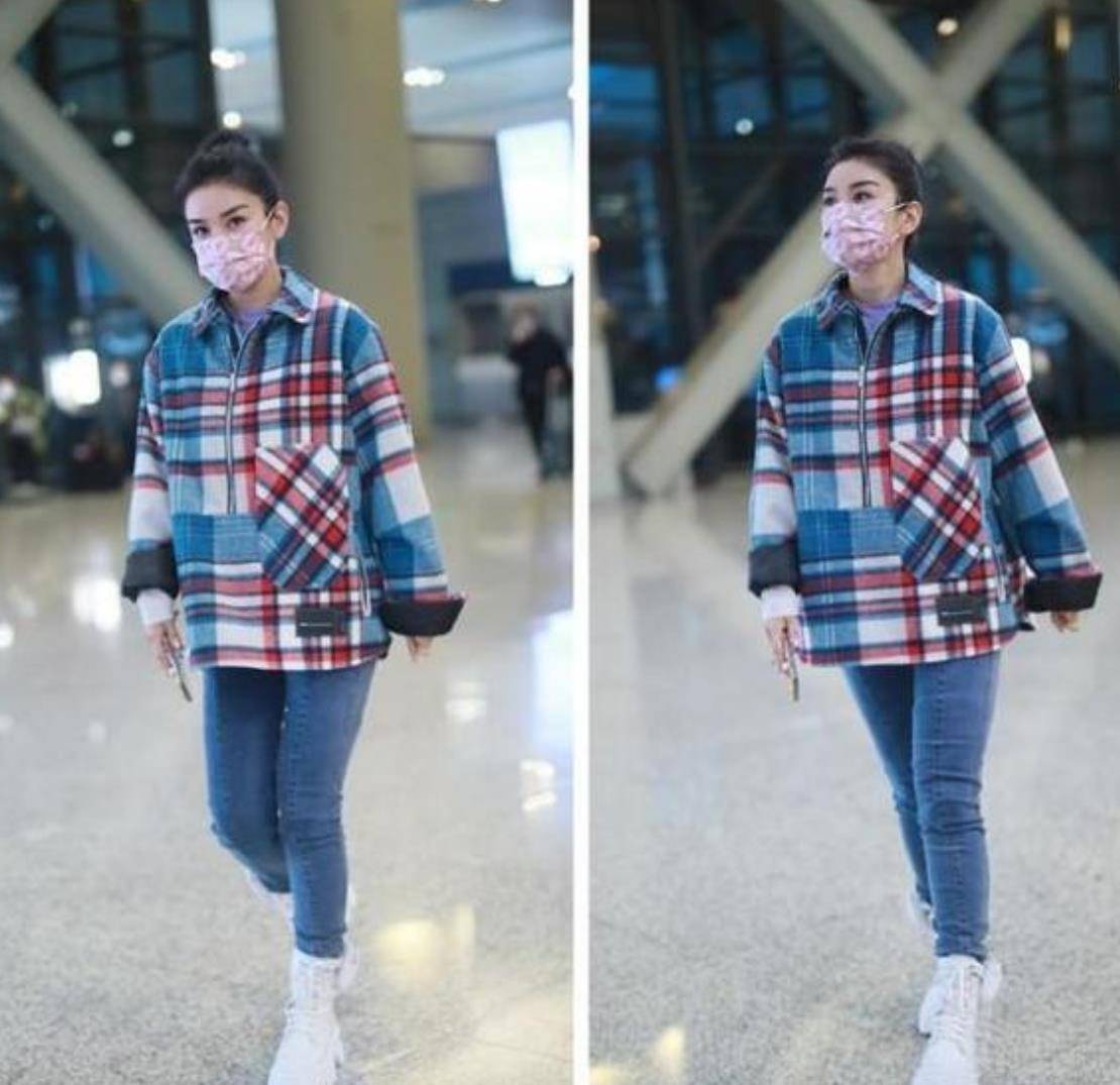 黄奕 黄奕太会穿搭了，身穿一身格子衬衫配牛仔裤，年过40少女感十足