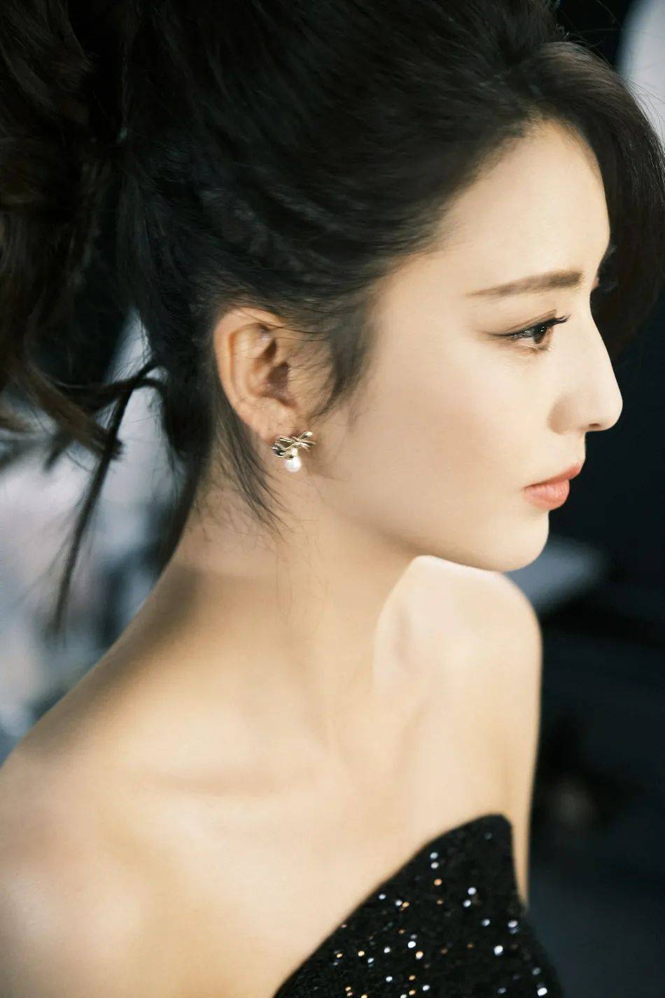 佟丽娅穿着抹胸亮片长裙超美艳雪肤玉貌太性感迷人