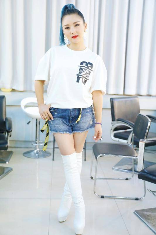 高跟鞋 辣妈何洁越来越洋气了！白衬衫配连体裤简约利落，精致时髦