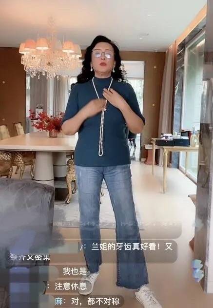 毛衣 张兰入秋后穿毛衣，配牛仔裤年轻又时髦，60老人也能穿的漂亮！