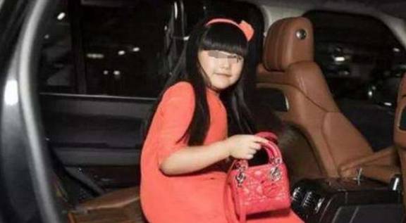 家长|女儿在幼儿园遭孤立，宝妈怒上门讨说法，老师：穿成这样谁和她玩