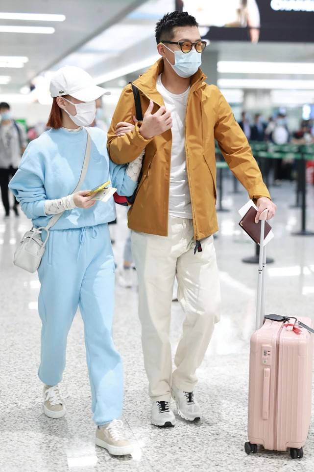 效果 何超莲窦骁真够恩爱，每次亮相都十指紧扣，看来这一对真“稳了”