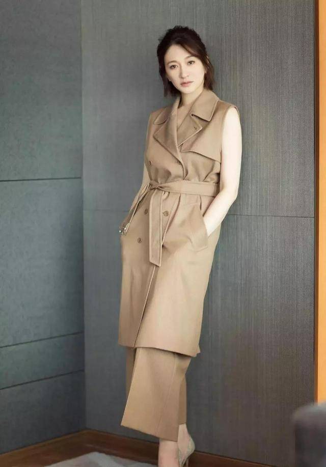 白又美 白T恤搭配休闲裤,再普通不过的打扮,李小冉却穿得很高级!