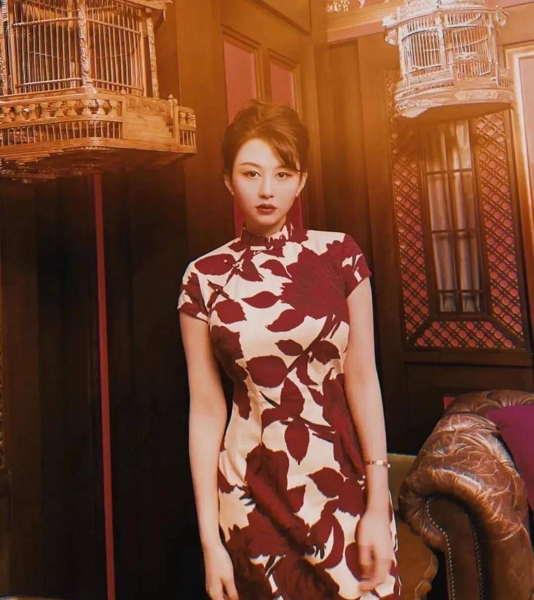 邱淑贞 邱淑贞大女儿太性感，穿低胸礼服秀苗条身形，气质不输妈妈当年