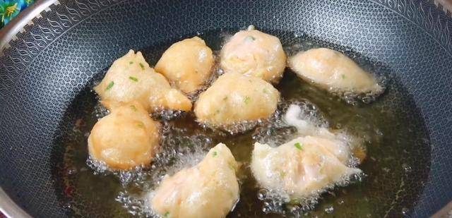 葱花|不会做油条，试试这种做法，面团往锅里一扔，比油条吃着更解馋