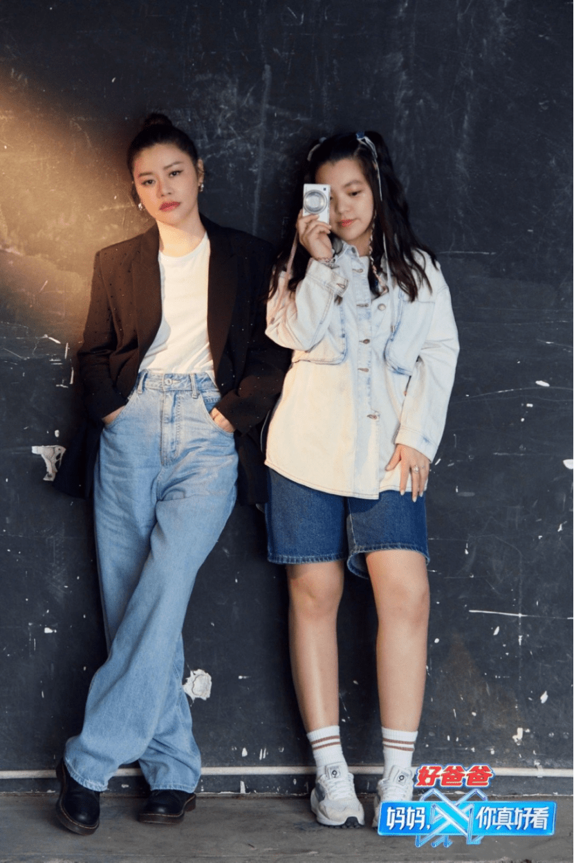 众星捧月 钟镇涛妻子庆生众星捧月，一家5口同框她穿衬衫稳坐C位，真幸福