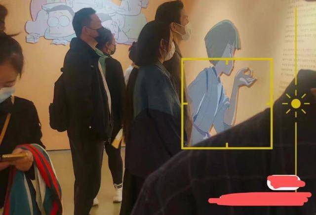 排场 郭碧婷一家出街排场大，穿着宽松随意没阔太范，1岁女儿真像爷爷