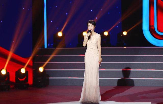 领口处 颜丹晨旗袍造型风情万种，穿淡绿色刺绣旗袍清新素雅，气质温婉