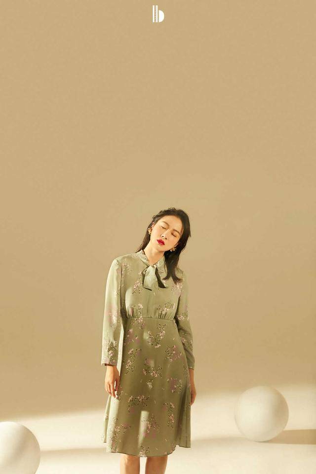 黑色 叶璇真放得开，穿“蕾丝”连衣裙大秀傲人身材，一般人真不敢模仿