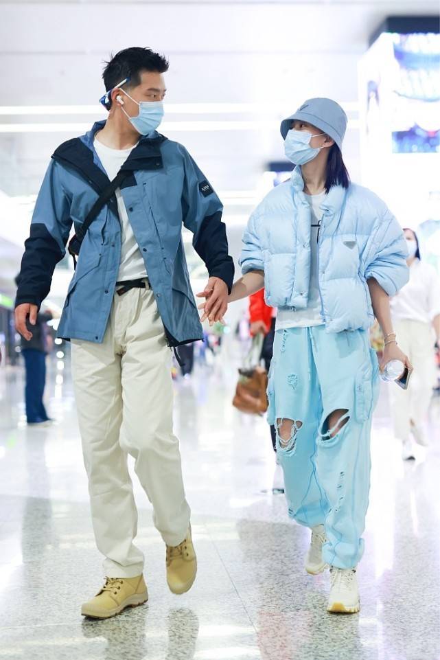 效果 何超莲窦骁真够恩爱，每次亮相都十指紧扣，看来这一对真“稳了”