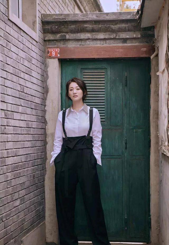 白又美 白T恤搭配休闲裤,再普通不过的打扮,李小冉却穿得很高级!