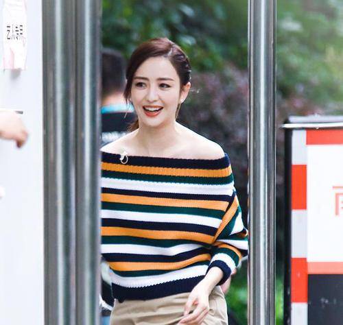 佟丽娅 佟丽娅也太有眼光了，看似“破旧”的针织衫，却成为最亮眼的服装