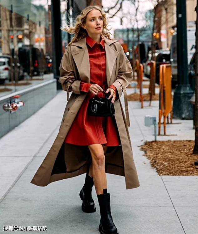 配饰 四五十岁女人选风衣，这“8不要”法则要记好，时尚大方又很高级