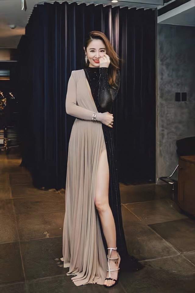 霍建华 林心如久违的红毯,染黄发穿开叉礼服优雅知性,霍建华福气不浅