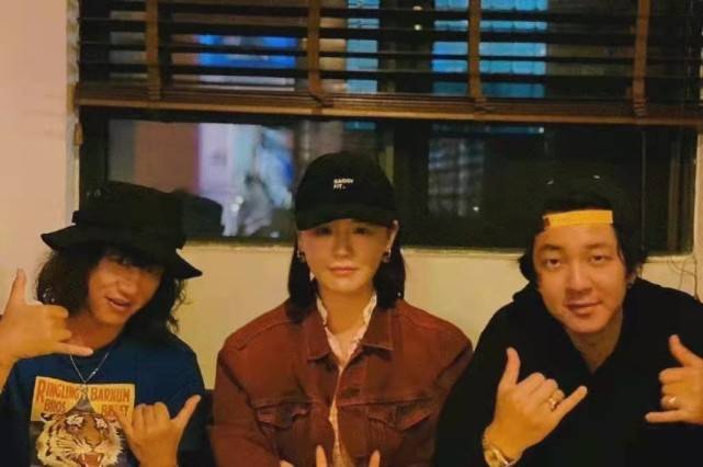 马思纯 马思纯恋爱后长出幸福肥!挽男朋友笑出双下巴,穿大码黑裙都显壮