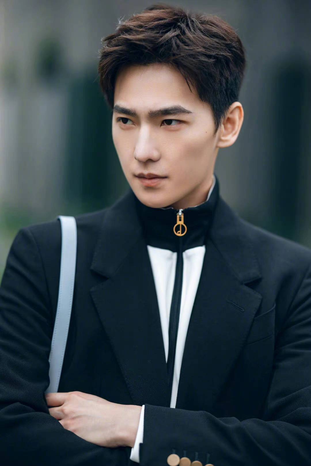 运动服 杨洋白色高领运动服搭配黑色西装，修身裤装下摆开衩设计感十足