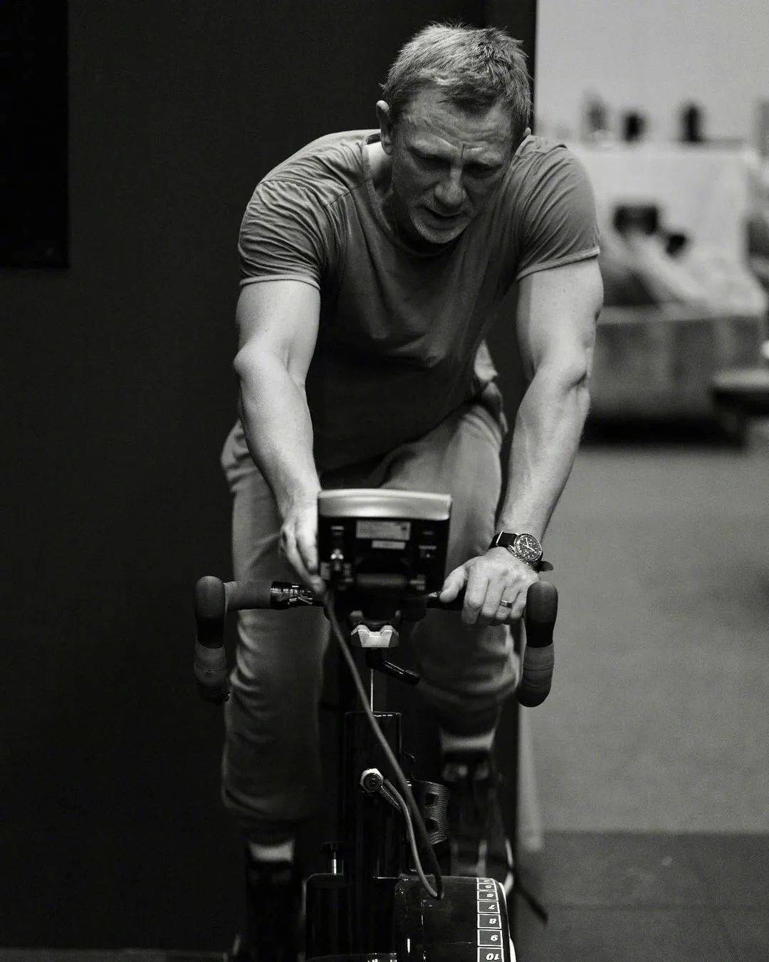 全球|《007:无暇赴死》北美不如预期!男女主角曝性感写真